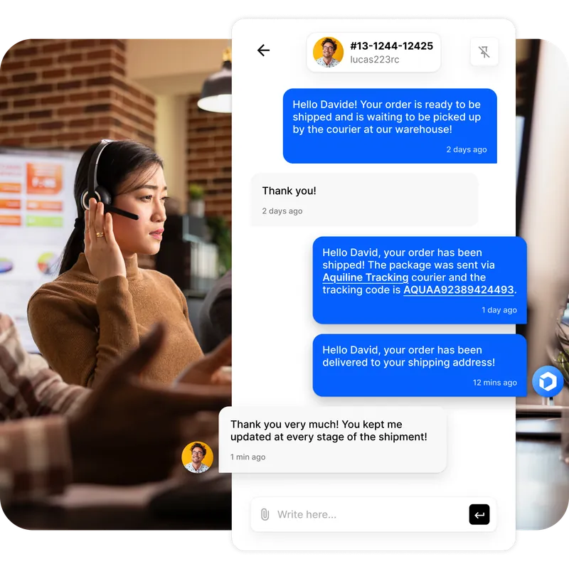 Operatrice con cuffie e chat eBay Droopify con messaggi automatici sullo stato dell'ordine e risposta cliente soddisfatto